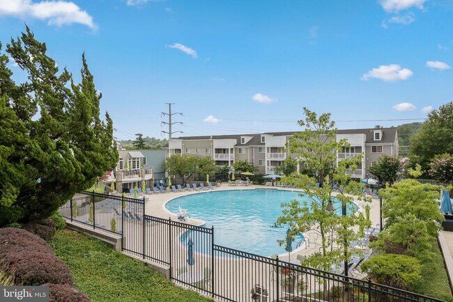 Building Photo - 4189 S Four Mile Run Dr