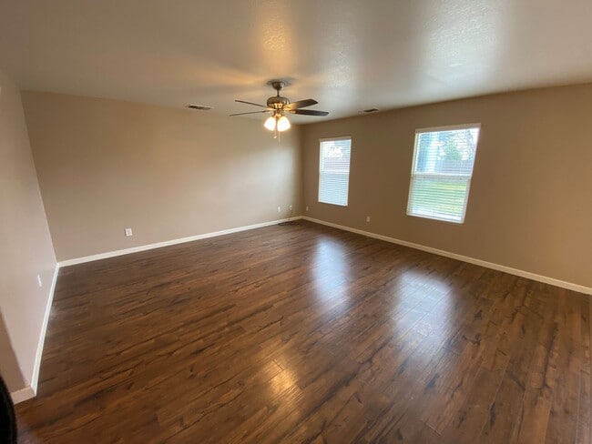 Building Photo - Spacious Two Story Home in SW Visalia comi...