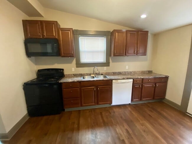 Building Photo - Charming 2bed/2bath Home