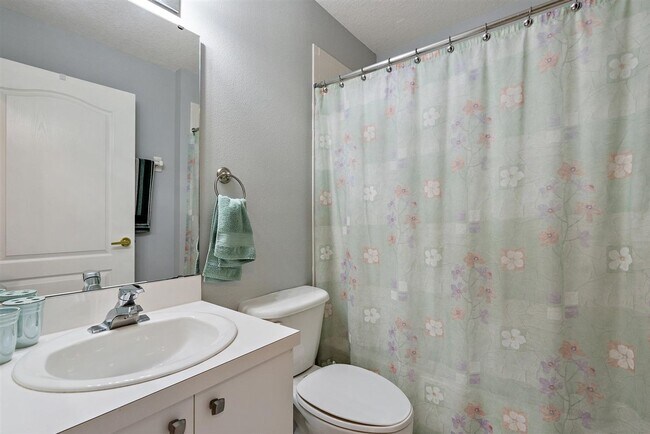 Building Photo - 2BR/2BA Lake View Condo in Heritage Oaks Golf & Country Club