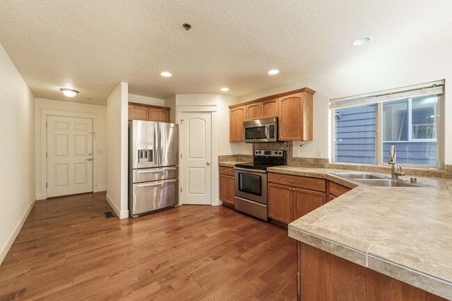 Building Photo - $1000 OFF MOVE IN SPECIAL - 4 Bedroom 2.5 ...