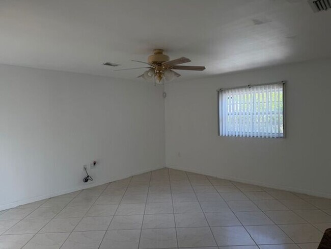 Building Photo - Easy Living with this 3 Bedroom Home on oversized fenced lot.
