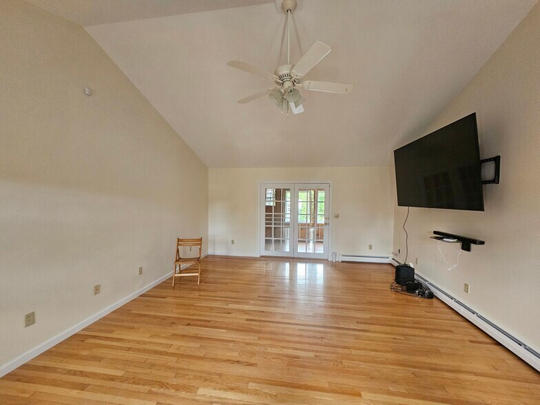 Building Photo - 585 High St