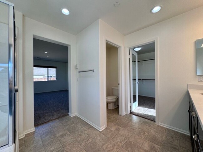 Building Photo - MOVE IN SPECIAL!! Move in on or before Oct...