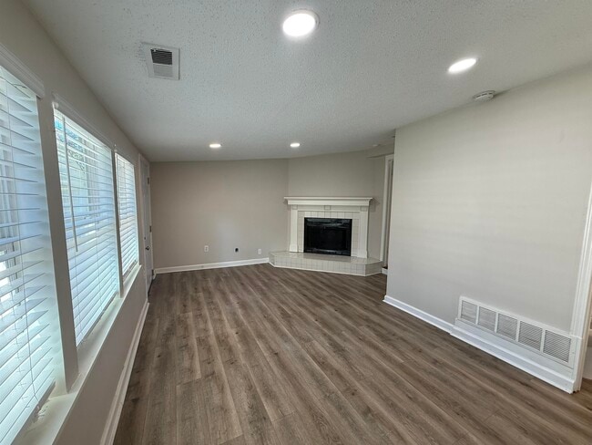 Building Photo - 1409 Dearing Rd