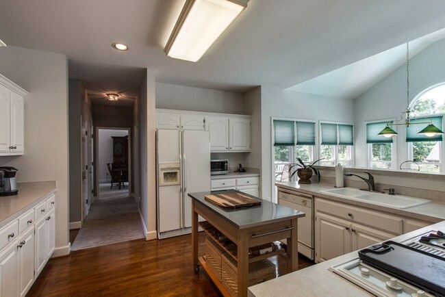 Building Photo - Spacious 4 Bed, 3 Bath Home in Convenientl...