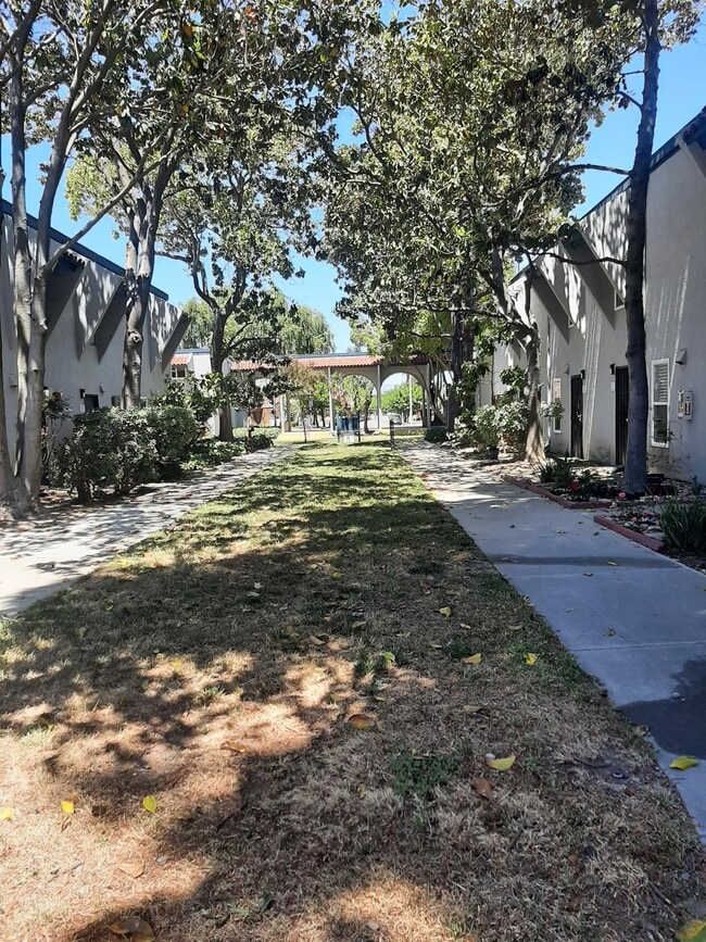 Building Photo - 1009 Murrieta Blvd