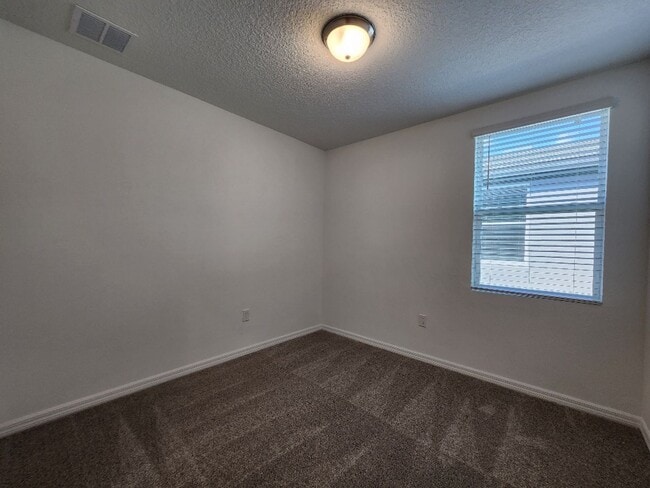 Building Photo - LIKE NEW!!! 4-Bedroom, 2-Bathroom in Villamar/Winter Haven