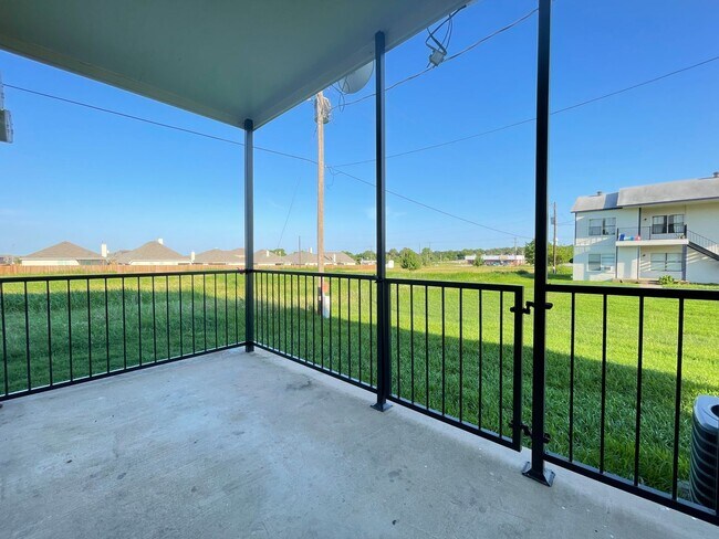 Building Photo - 2 Bedroom 2 Bath Apartment w/ Washer and Dryer Connections