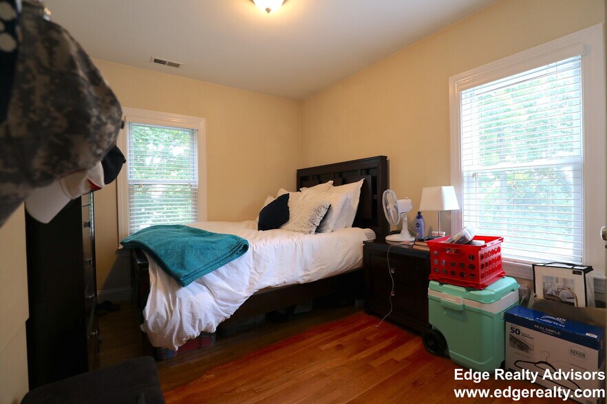 Building Photo - 62 Dunboy St