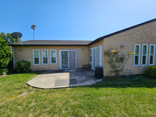 Building Photo - Spacious 4-Bedroom Home on the El Cerrito ...