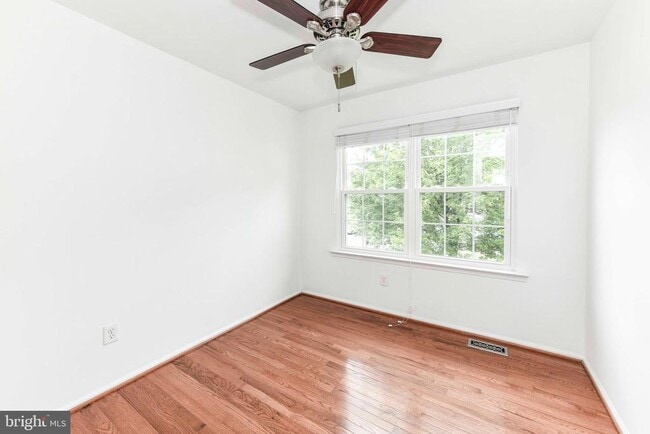 Building Photo - 10135 Forest Hill Cir