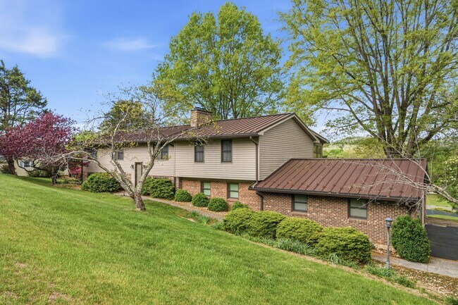 Building Photo - Spacious 5-Bedroom Home in Prestigious Blacksburg Country Club Estates