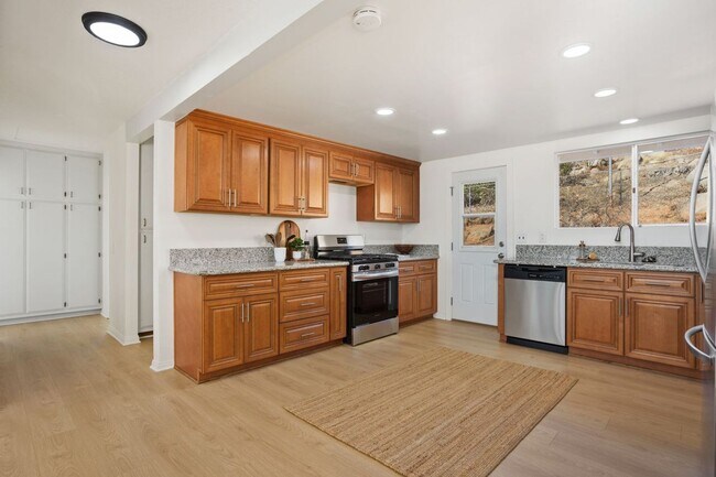 Building Photo - 3 Bedroom House with View in Poway