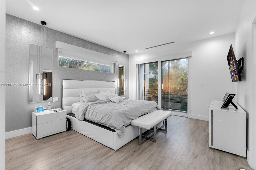 Building Photo - 3048 SW 18th St