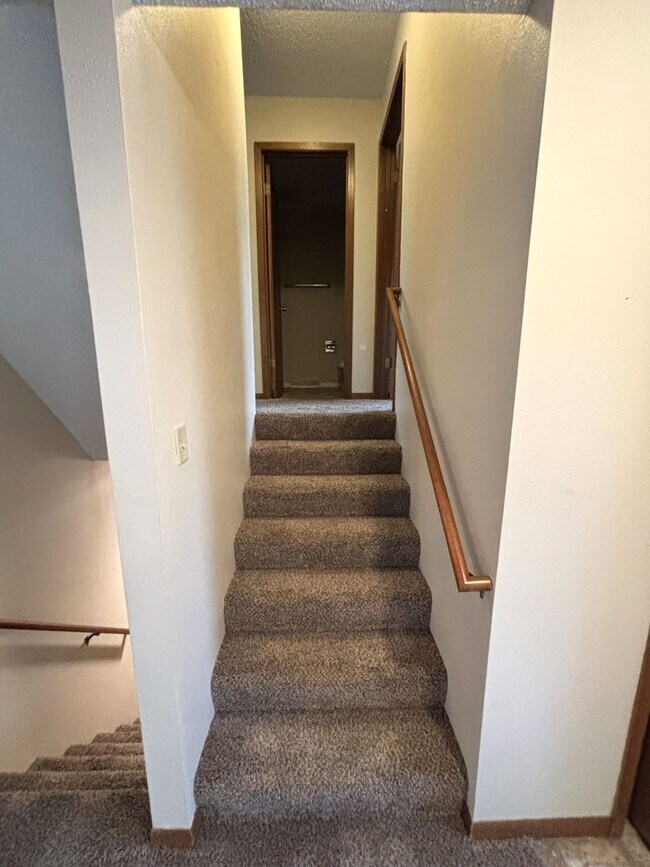 Building Photo - 3 Bed/ 1.5 bath Duplex for rent in desirable Waterloo location!