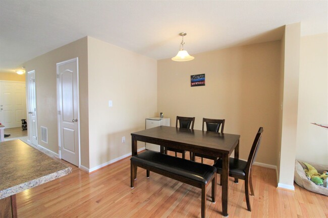 Building Photo - 3 Bed/ 2.5 Bath Townhome close to the inte...