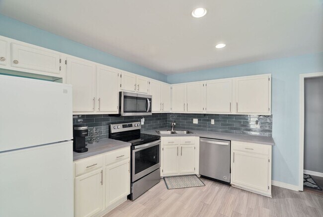 Building Photo - Modern Comfort and Convenience in Citadel ...