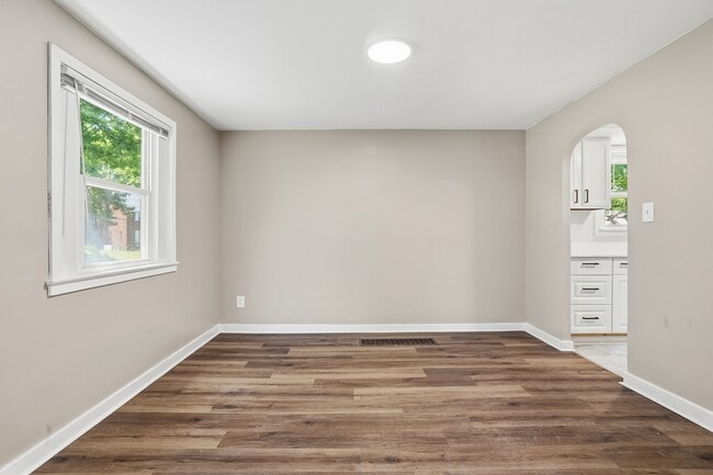 Building Photo - 624 Elm Dr
