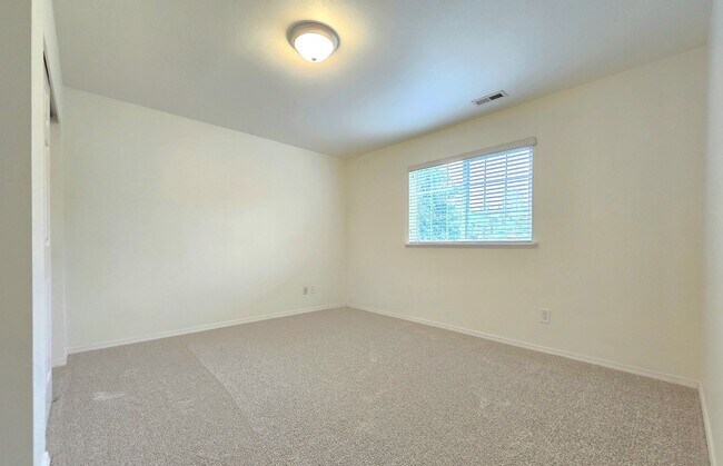 Building Photo - Spacious Home in Lake Stevens Available Now!  Pet Friendly