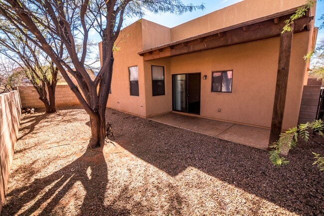 Building Photo - 3 Bedroom, 2 Bath Sante Fe, 2 Car Garage, ...