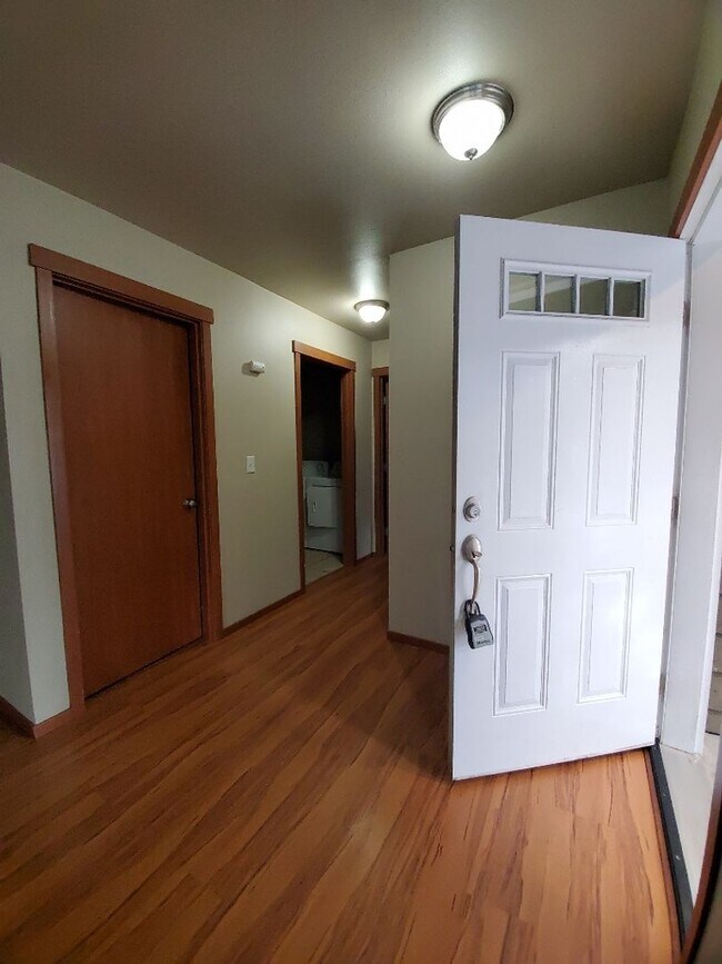 Building Photo - Pre-leasing NOW! 6 Bedroom, 3 Bath Home!