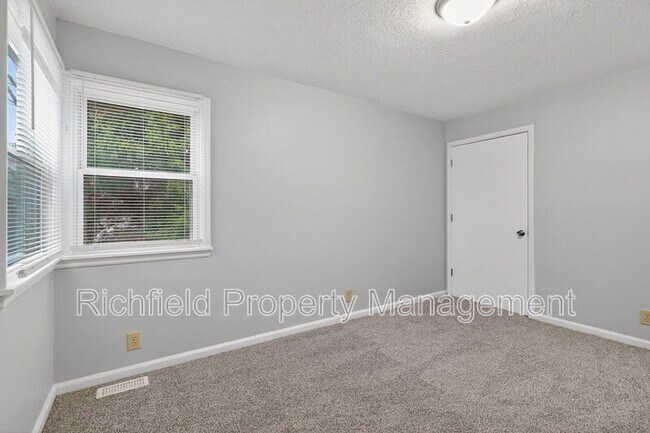 Building Photo - 1260 Lincoln Dr