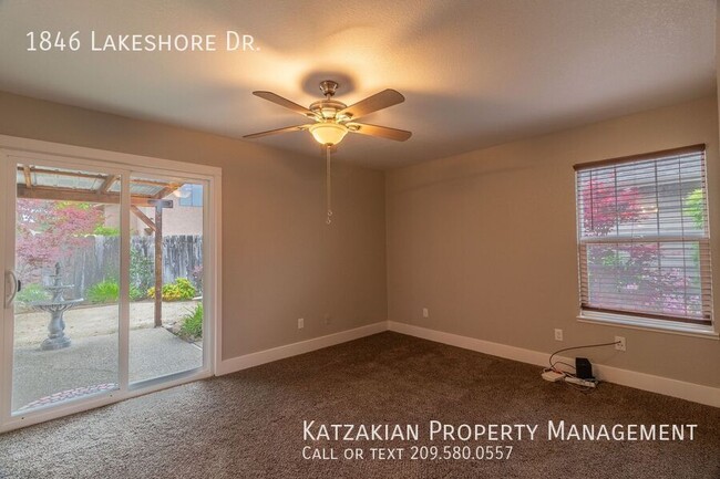 Building Photo - 1846 Lakeshore Dr