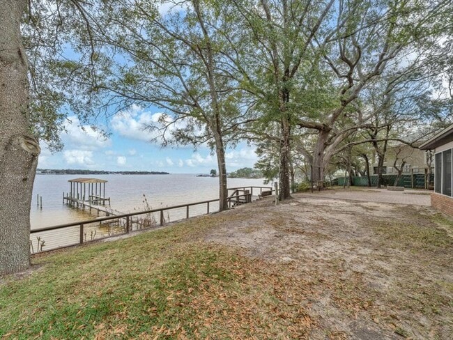 Building Photo - Waterfront Home in Niceville on the Bay wi...