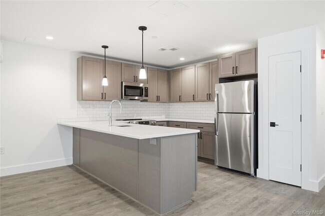 Building Photo - 180 Deer Park Ave