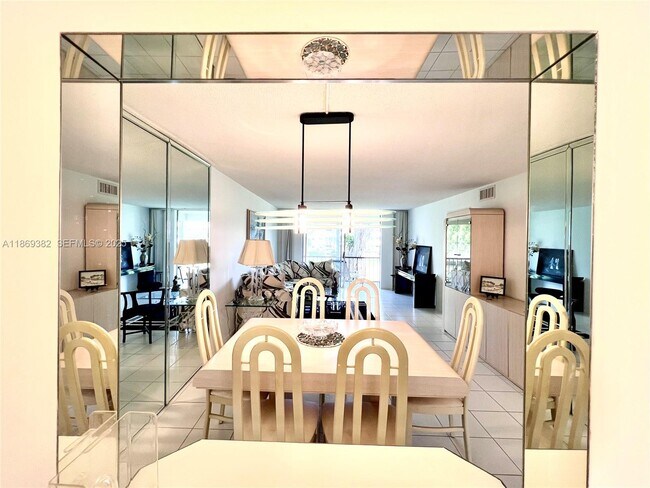 Building Photo - 671 S Hollybrook Dr