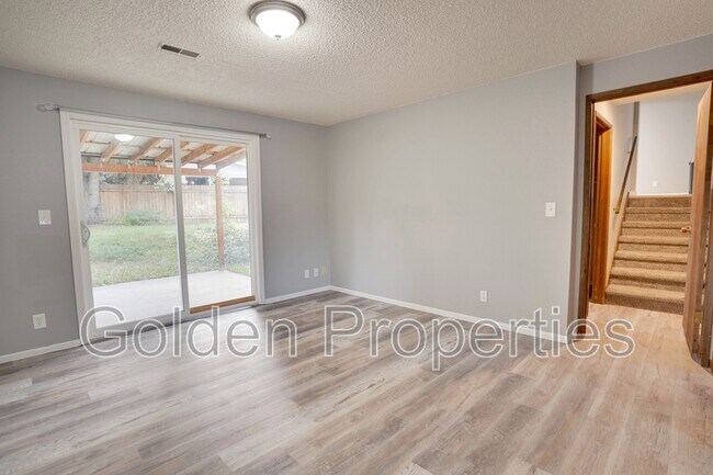 Building Photo - 3703 E Pine Hill Dr
