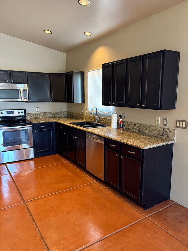 Building Photo - 1014 E Linden St