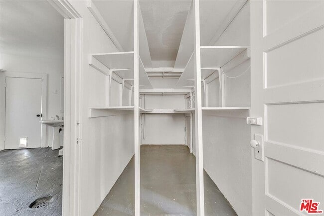 Building Photo - 626 N Canon Dr