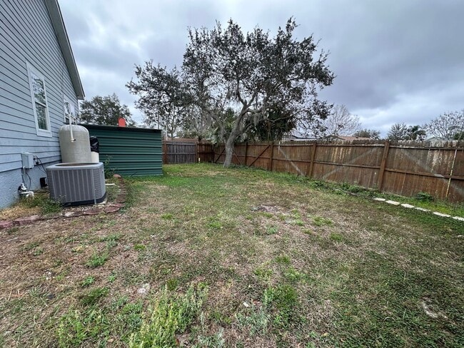 Building Photo - Charming and spacious home for rent in Lee...