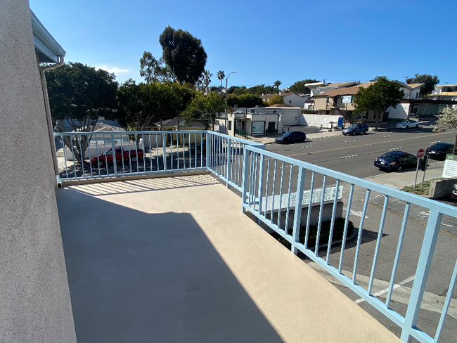 Building Photo - 861 Manhattan Beach Blvd