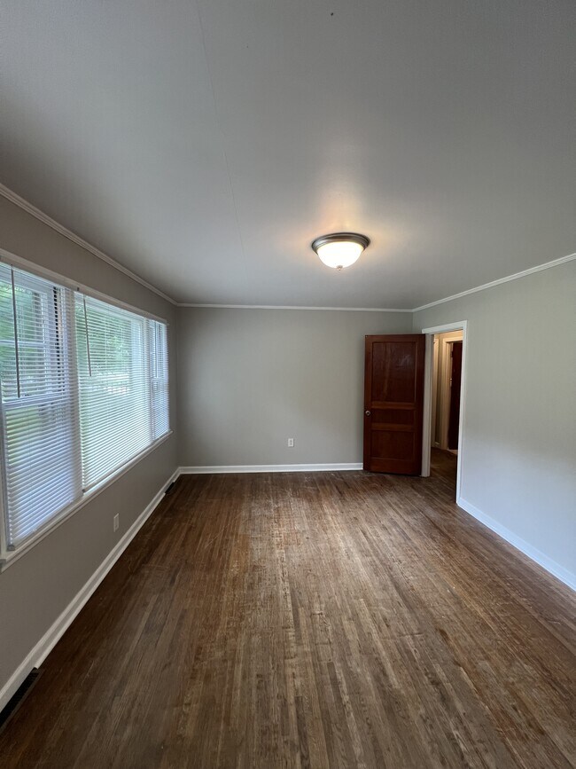 Building Photo - 206 Greenview Dr
