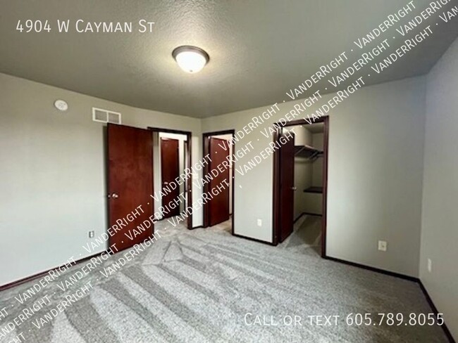 Building Photo - Spacious 3 Bedroom 2.5 Bathroom Townhome!