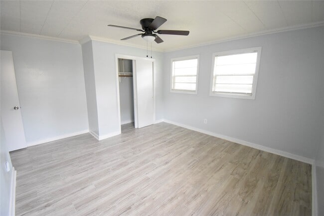 Building Photo - 1706 Oaks Dr