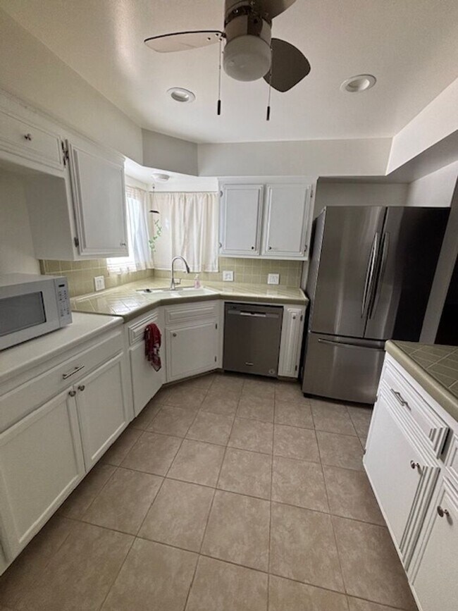 Building Photo - Very Clean Condo in Kern City!  2 Bedrooms...