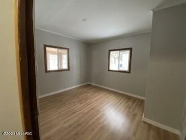 Building Photo - 2 Bedroom home walking distance to Borgess...