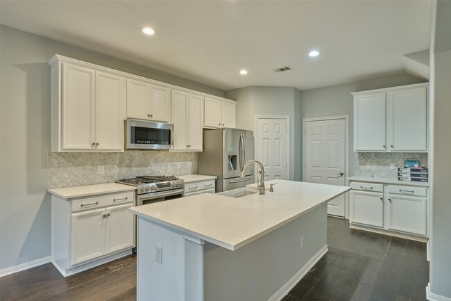 Building Photo - 87 Benedict Canyon Loop