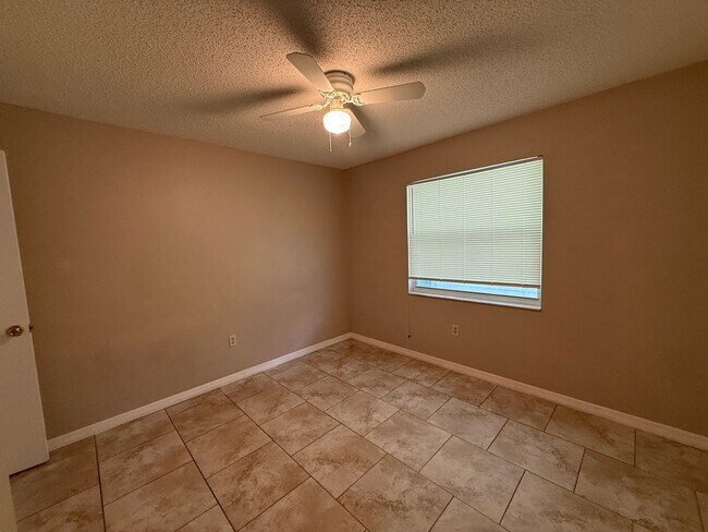 Building Photo - Spacious 2 Bedroom, 2 Bath, 2 car garage Home For Rent in New Port Richey!