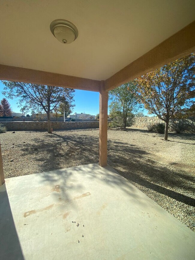 Building Photo - 4 Bedroom, 2 Bathroom House Available Now!