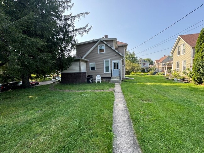 Building Photo - Spacious 2BR Duplex with Laundry Hookups + Big Yard