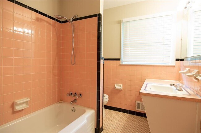 Building Photo - 2852 Talisman Ct NE