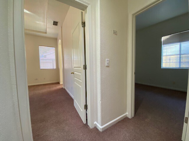 Building Photo - Charming 5 bedroom 2.5 bathroom home located in Natomas!