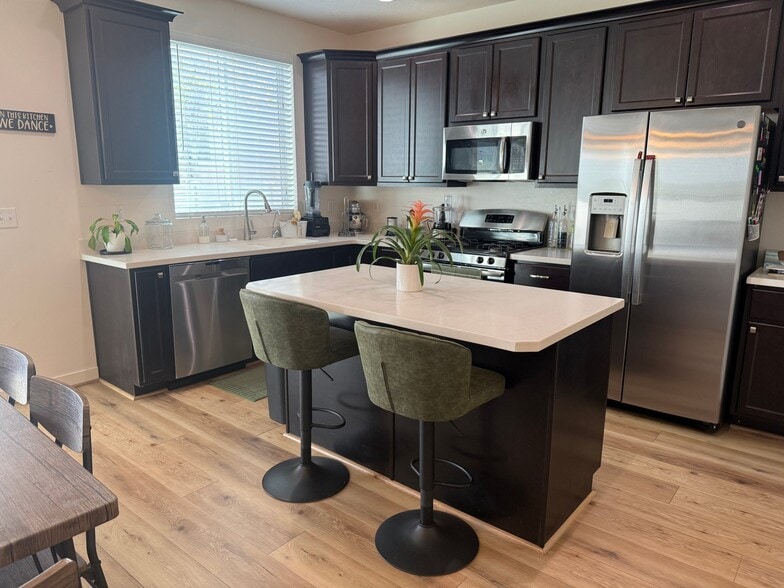 Building Photo - 885 W Edinburgh Dr