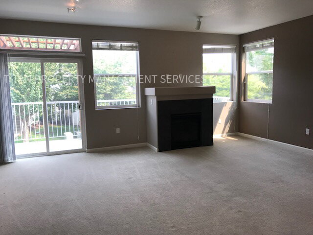 Building Photo - Beautiful Three Story Townhouse with Gas F...