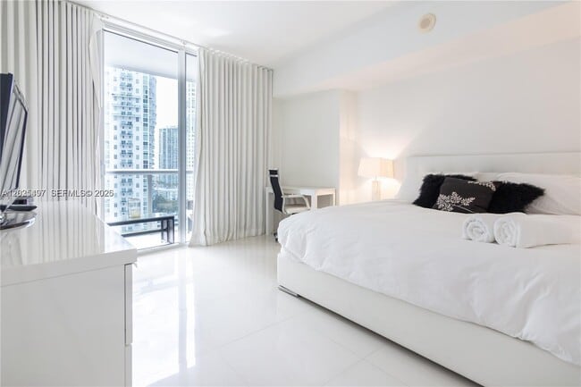 Building Photo - 485 Brickell Ave